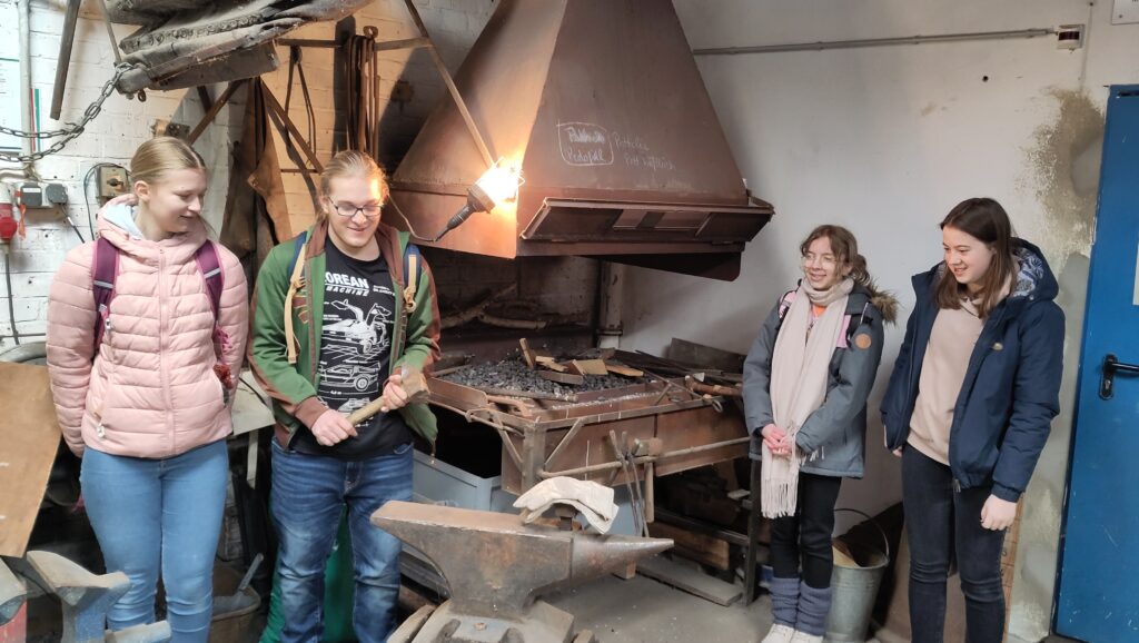Geschichtsgruppe zu Besuch in der Schmiede für das Zeutzeugeninterview